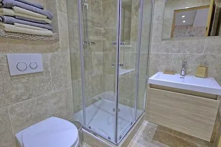 Apartment 202-appartement Renove Vieil